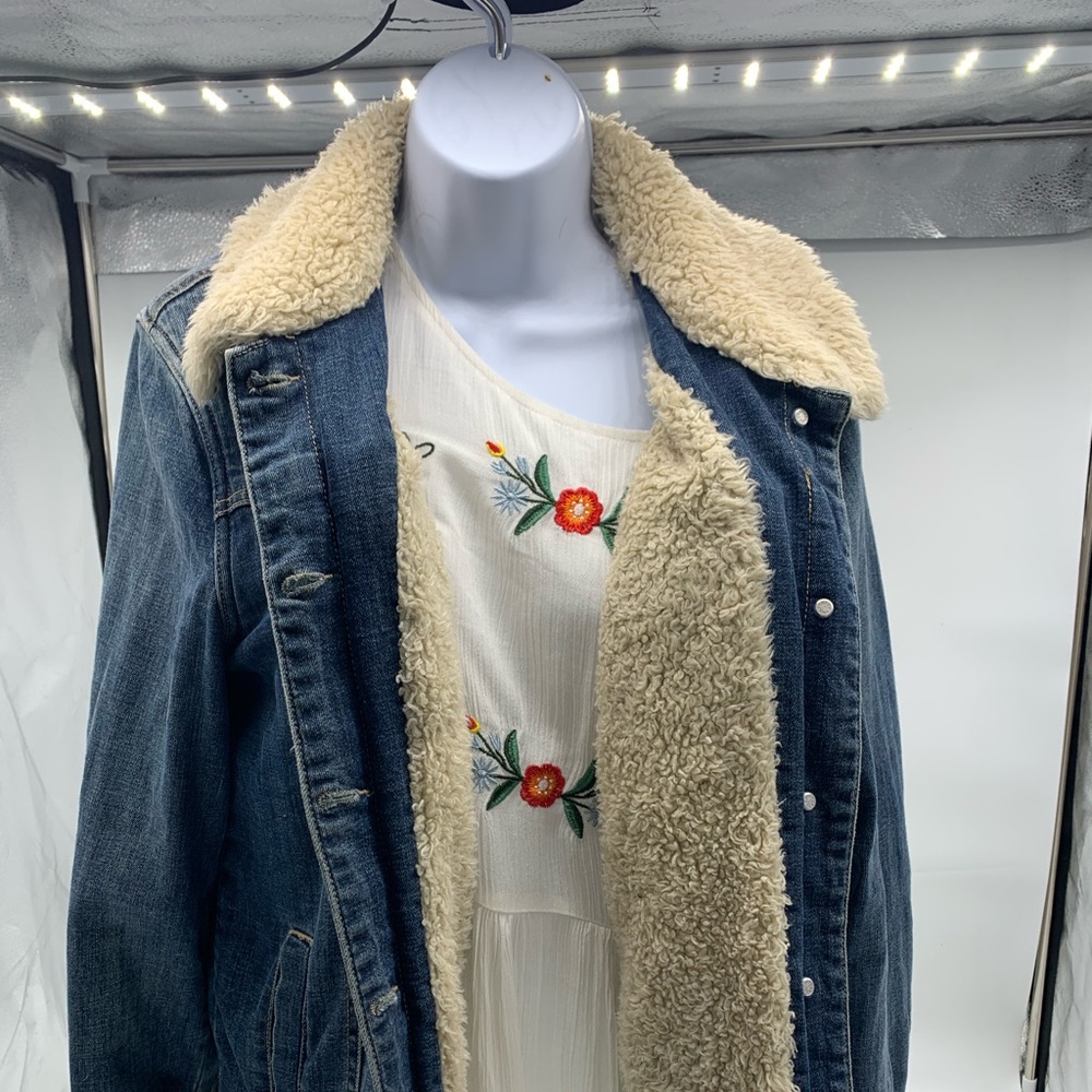 SOLD. Levi’s jacket, Sherpa lining. Medium size, slightly used